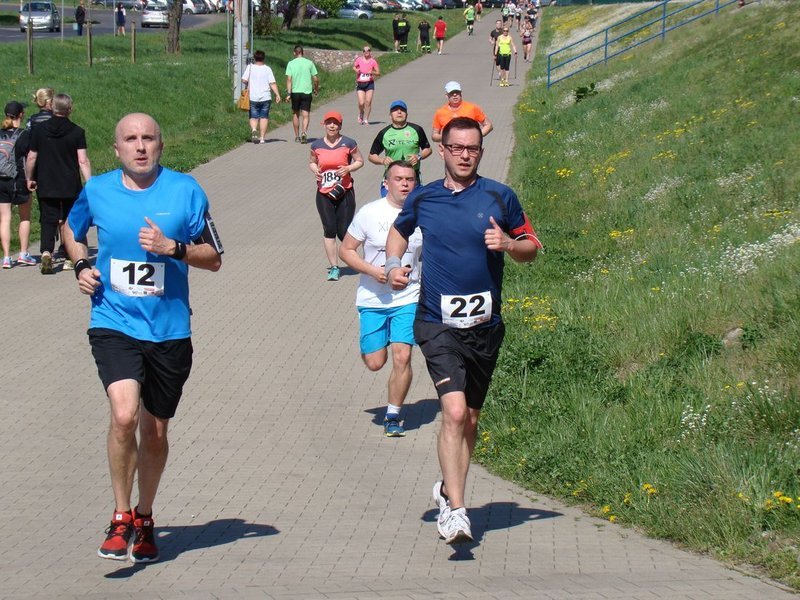 Biegli, szli z kijkami, jechali na rolkach (zdjęcia)