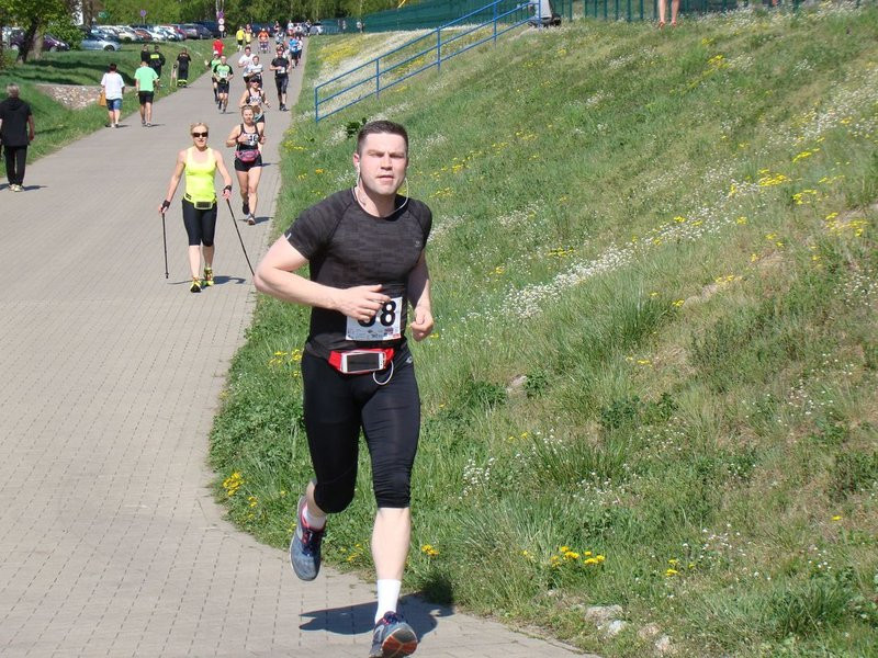 Biegli, szli z kijkami, jechali na rolkach (zdjęcia)