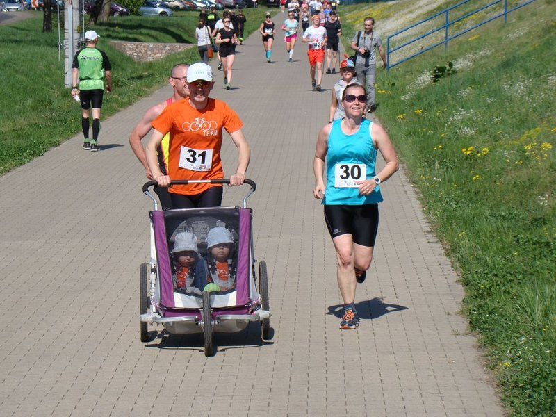 Biegli, szli z kijkami, jechali na rolkach (zdjęcia)