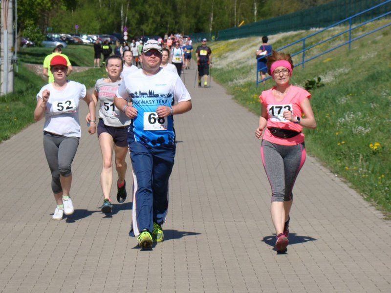 Biegli, szli z kijkami, jechali na rolkach (zdjęcia)