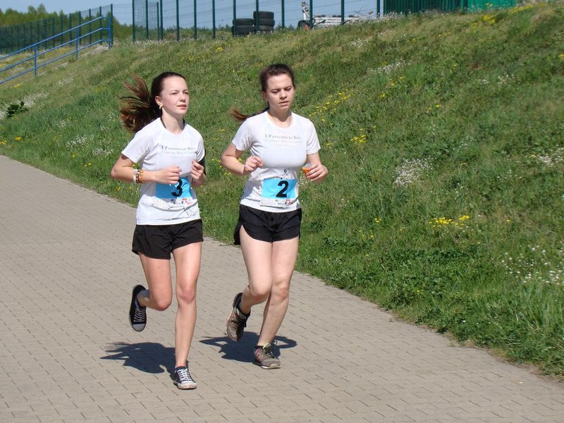 Biegli, szli z kijkami, jechali na rolkach (zdjęcia)