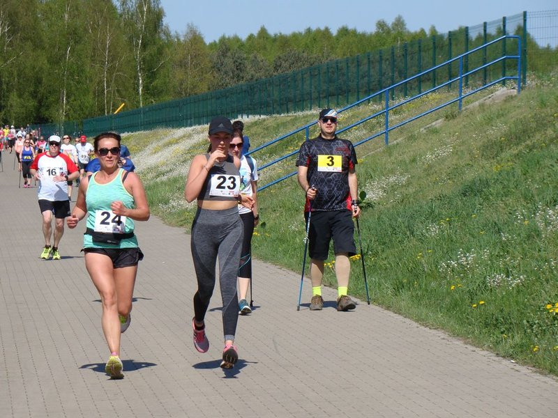 Biegli, szli z kijkami, jechali na rolkach (zdjęcia)