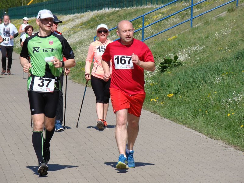 Biegli, szli z kijkami, jechali na rolkach (zdjęcia)