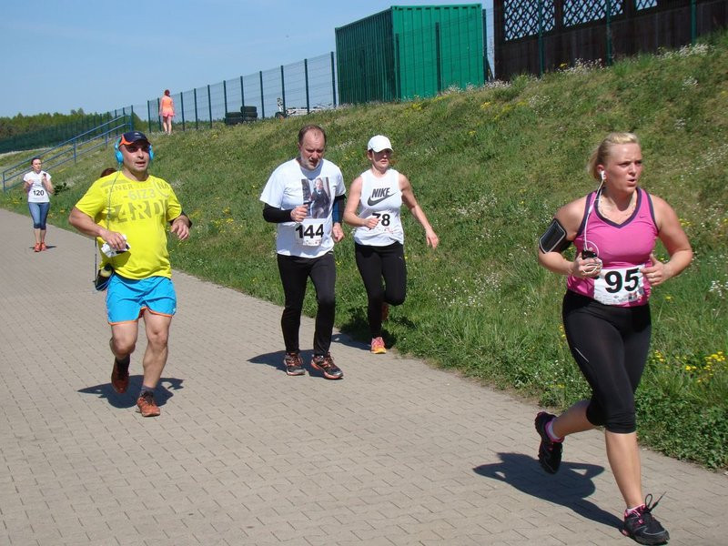 Biegli, szli z kijkami, jechali na rolkach (zdjęcia)