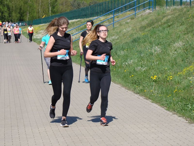 Biegli, szli z kijkami, jechali na rolkach (zdjęcia)