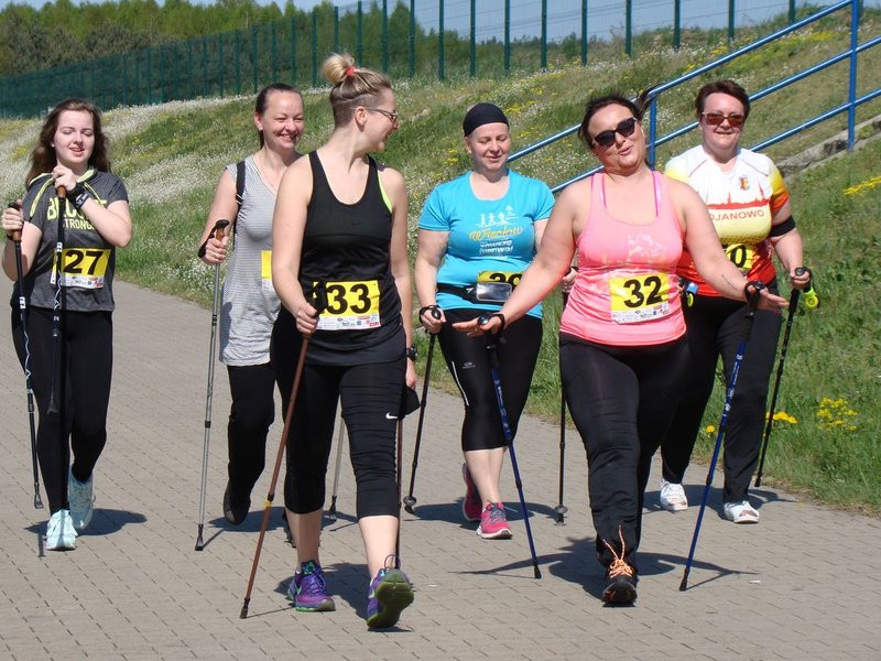 Biegli, szli z kijkami, jechali na rolkach (zdjęcia)