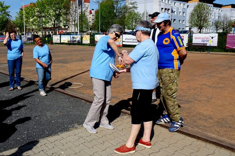 Seniorzy na bulodromie (zdjęcia)