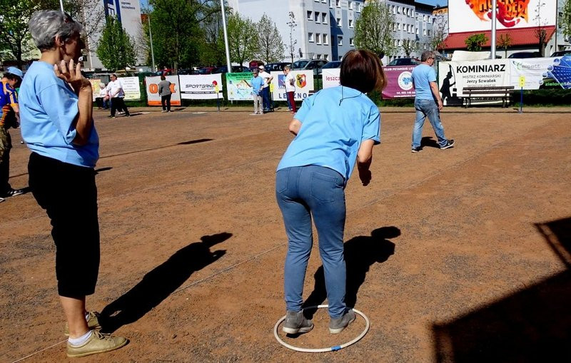 Seniorzy na bulodromie (zdjęcia)