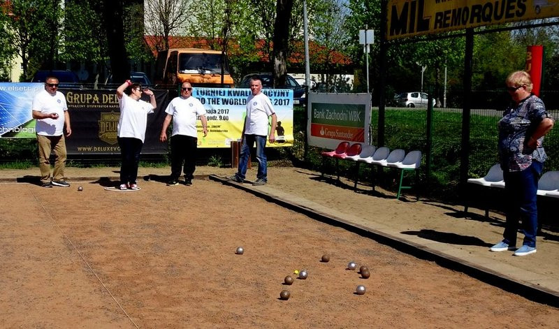Seniorzy na bulodromie (zdjęcia)