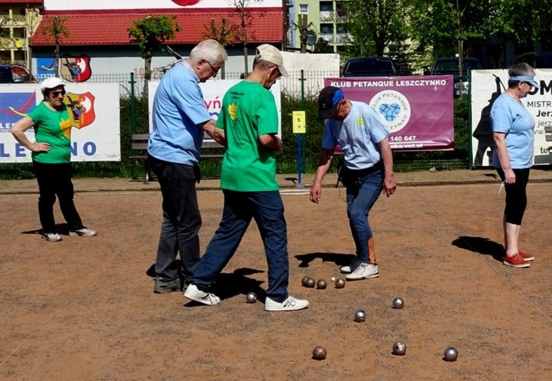 Seniorzy na bulodromie (zdjęcia)