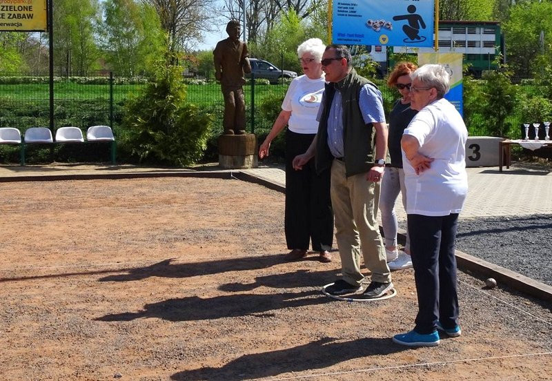 Seniorzy na bulodromie (zdjęcia)