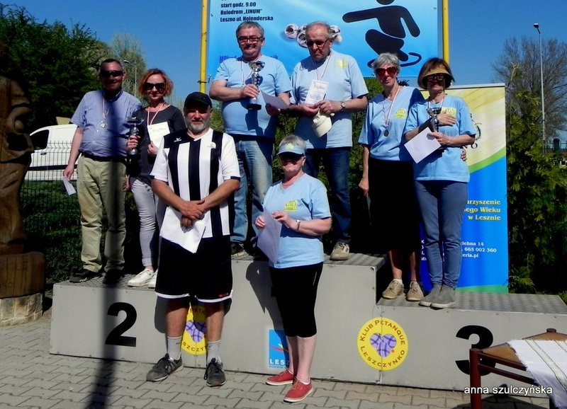 Seniorzy na bulodromie (zdjęcia)