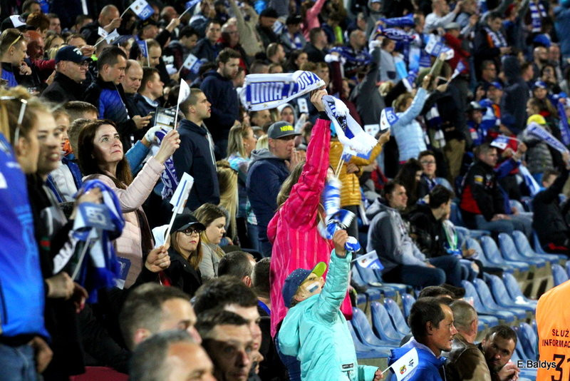 Kibice w biało-niebieskim kolorze (zdjęcia)