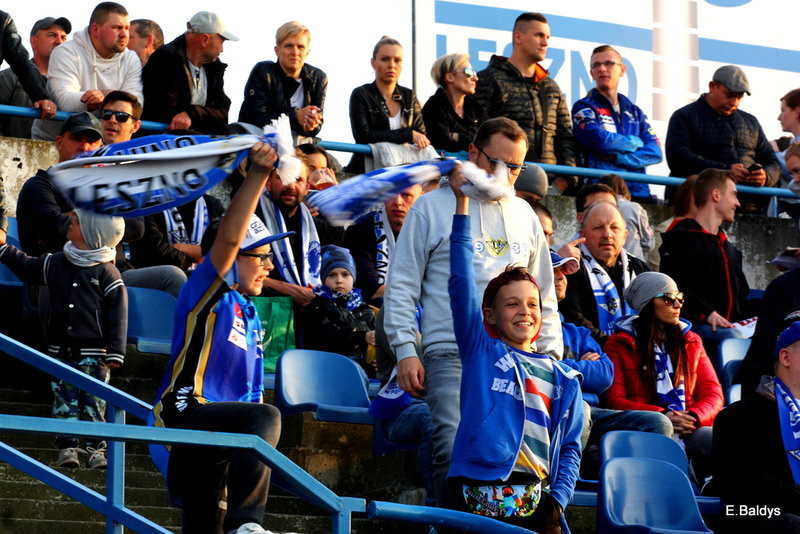 Kibice w biało-niebieskim kolorze (zdjęcia)