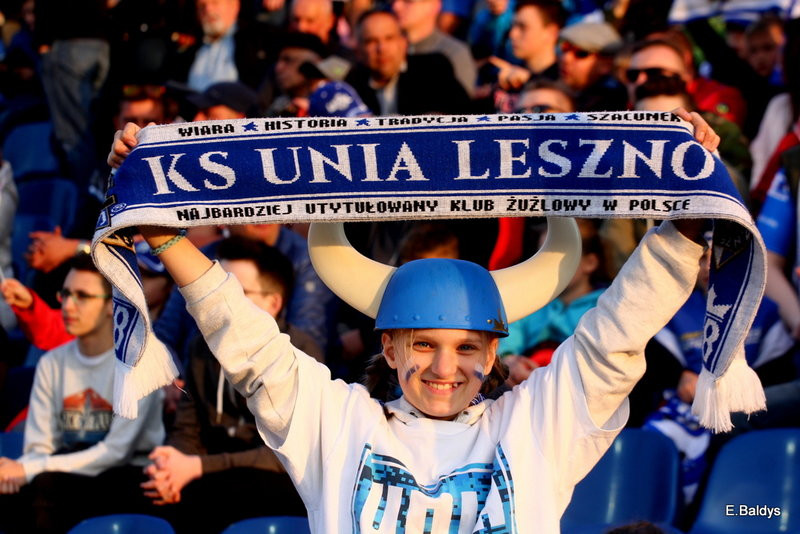 Kibice w biało-niebieskim kolorze (zdjęcia)