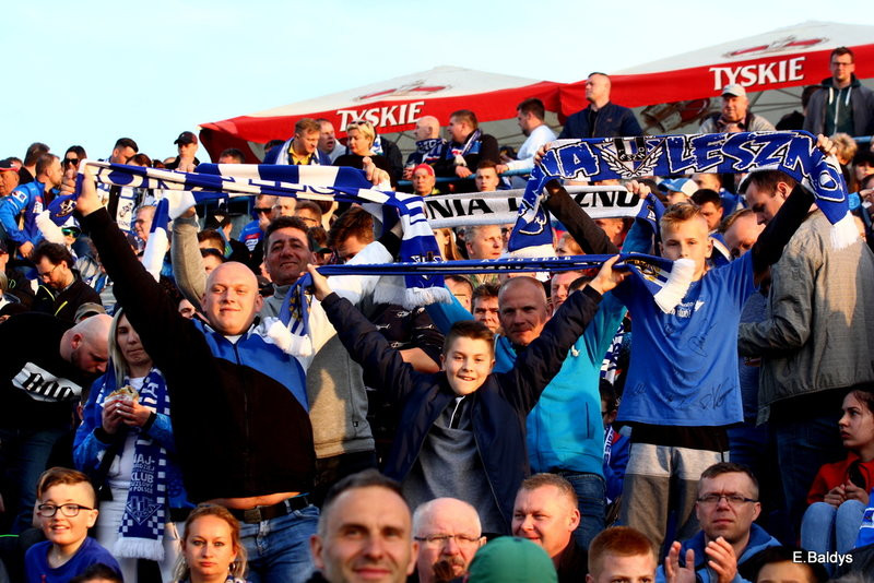 Kibice w biało-niebieskim kolorze (zdjęcia)