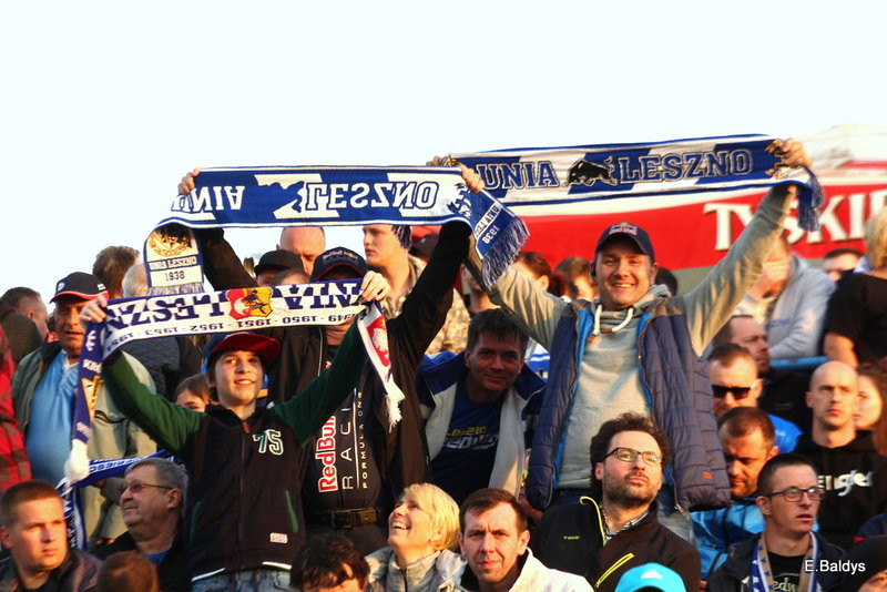 Kibice w biało-niebieskim kolorze (zdjęcia)