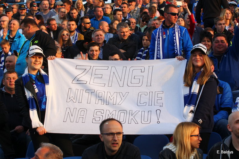 Kibice w biało-niebieskim kolorze (zdjęcia)