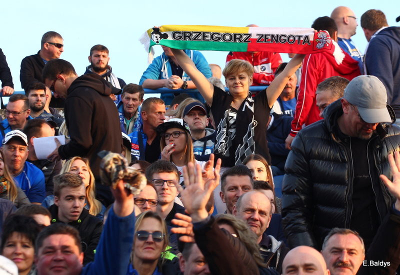 Kibice w biało-niebieskim kolorze (zdjęcia)