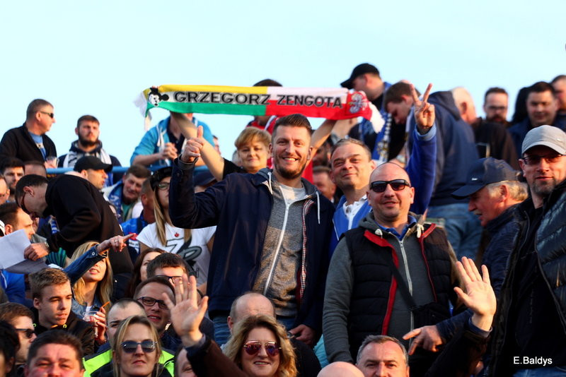 Kibice w biało-niebieskim kolorze (zdjęcia)