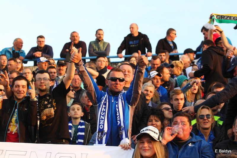 Kibice w biało-niebieskim kolorze (zdjęcia)