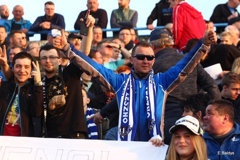 Kibice w biało-niebieskim kolorze (zdjęcia)