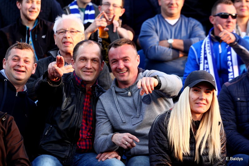 Kibice w biało-niebieskim kolorze (zdjęcia)