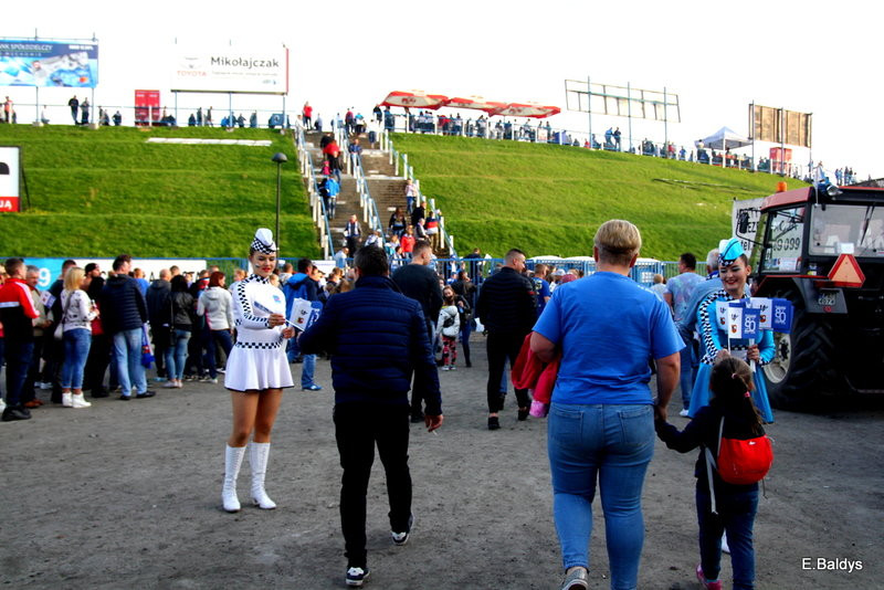 Kibice w biało-niebieskim kolorze (zdjęcia)