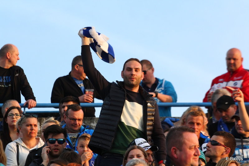 Kibice w biało-niebieskim kolorze (zdjęcia)