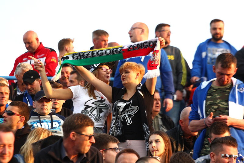 Kibice w biało-niebieskim kolorze (zdjęcia)