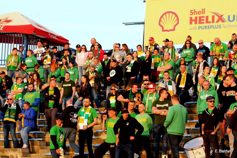 Kibice w biało-niebieskim kolorze (zdjęcia)