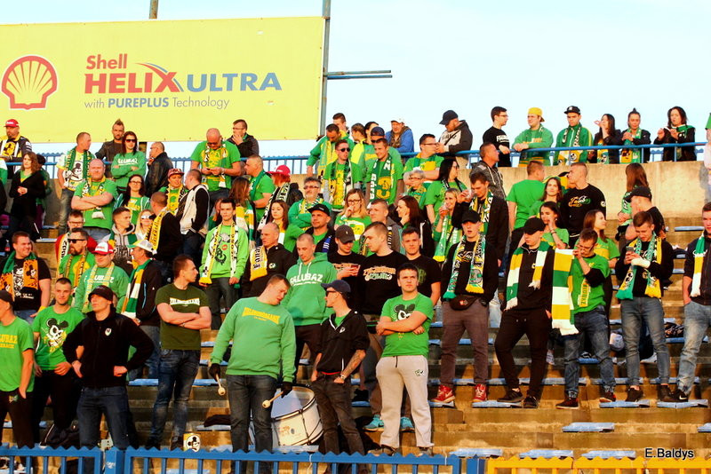 Kibice w biało-niebieskim kolorze (zdjęcia)