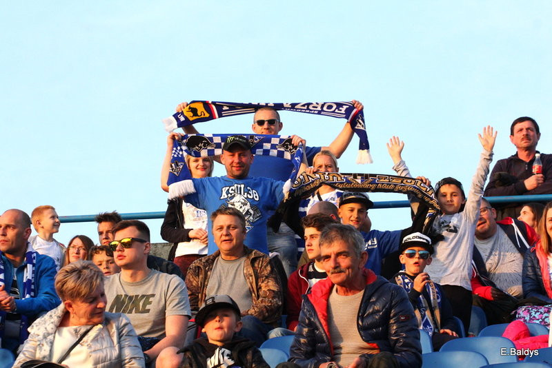 Kibice w biało-niebieskim kolorze (zdjęcia)