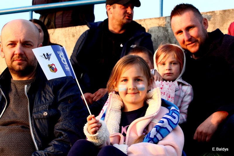 Kibice w biało-niebieskim kolorze (zdjęcia)