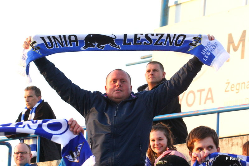 Kibice w biało-niebieskim kolorze (zdjęcia)