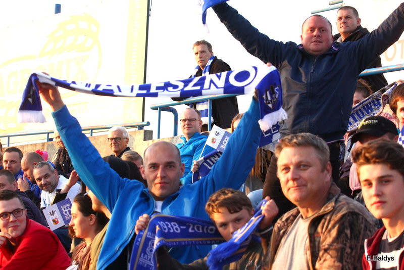 Kibice w biało-niebieskim kolorze (zdjęcia)