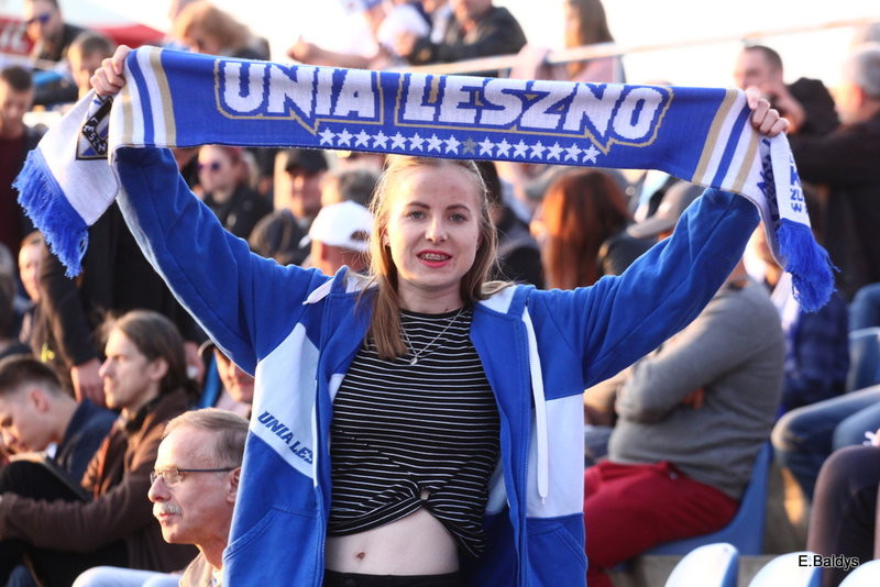 Kibice w biało-niebieskim kolorze (zdjęcia)