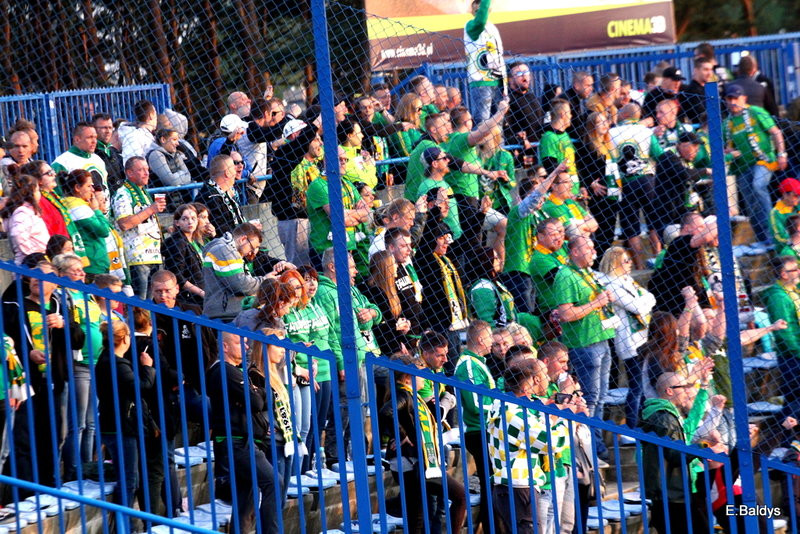 Kibice w biało-niebieskim kolorze (zdjęcia)