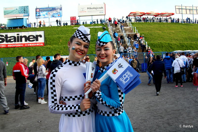 Kibice w biało-niebieskim kolorze (zdjęcia)