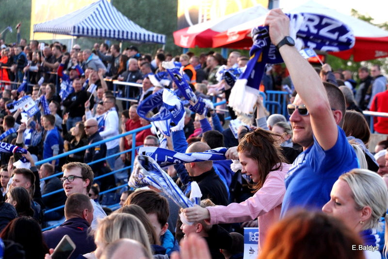 Kibice w biało-niebieskim kolorze (zdjęcia)