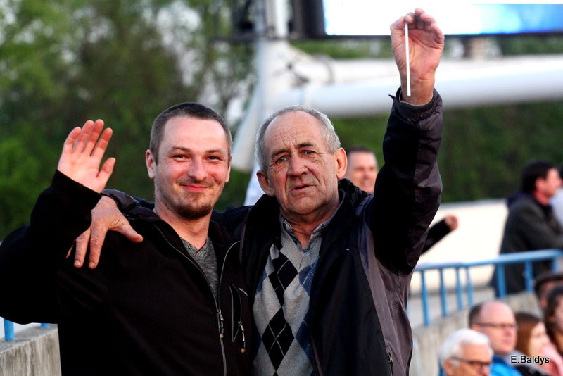 Kibice w biało-niebieskim kolorze (zdjęcia)