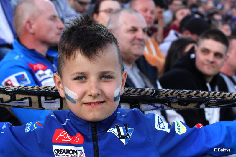 Kibice w biało-niebieskim kolorze (zdjęcia)