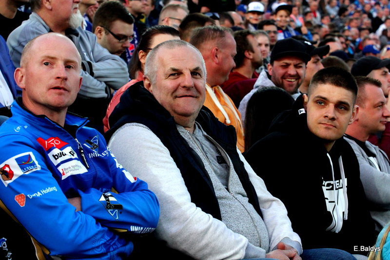 Kibice w biało-niebieskim kolorze (zdjęcia)