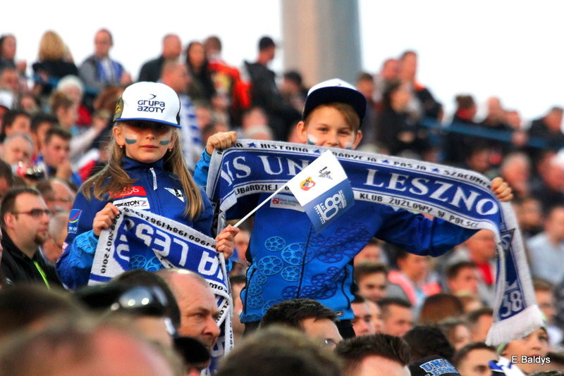 Kibice w biało-niebieskim kolorze (zdjęcia)