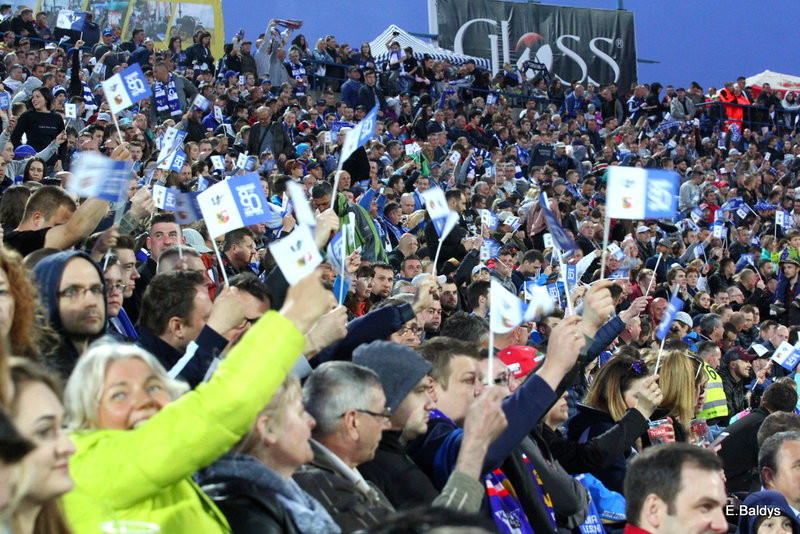 Kibice w biało-niebieskim kolorze (zdjęcia)