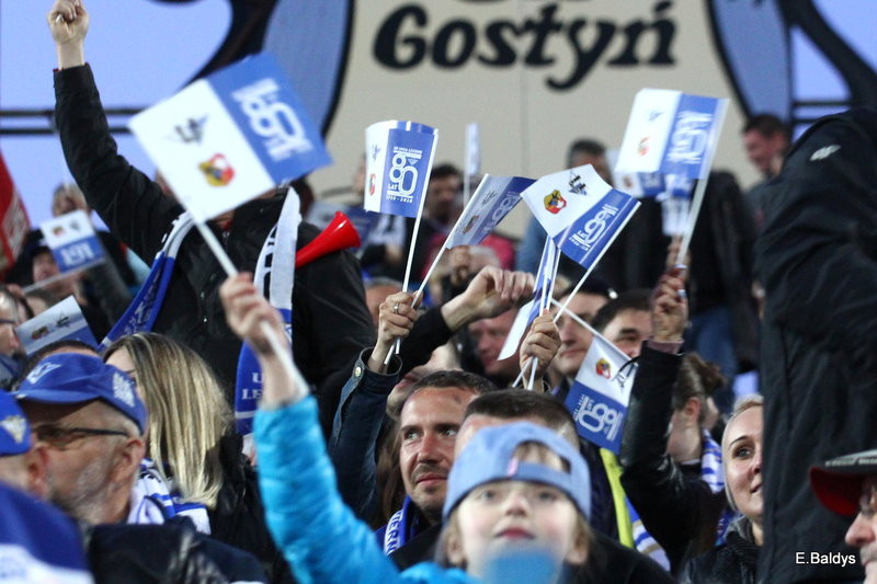 Kibice w biało-niebieskim kolorze (zdjęcia)