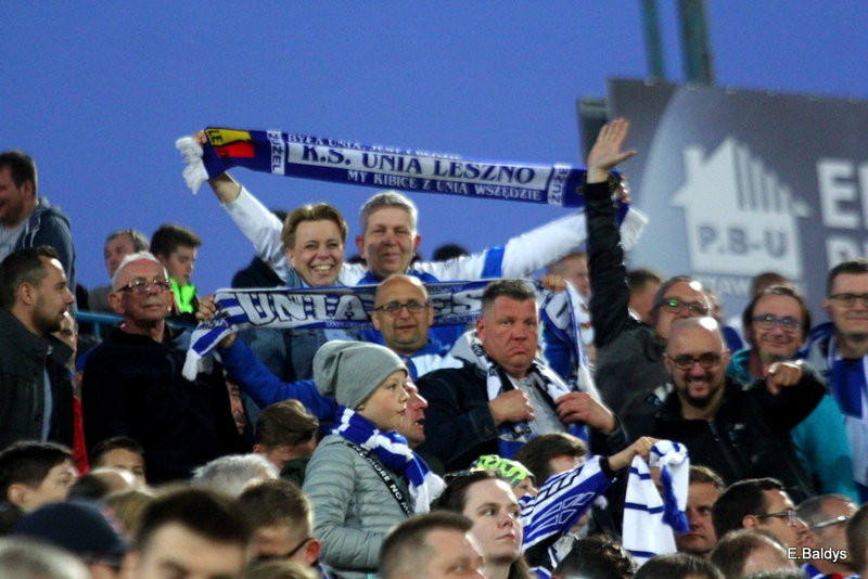 Kibice w biało-niebieskim kolorze (zdjęcia)