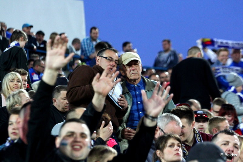 Kibice w biało-niebieskim kolorze (zdjęcia)