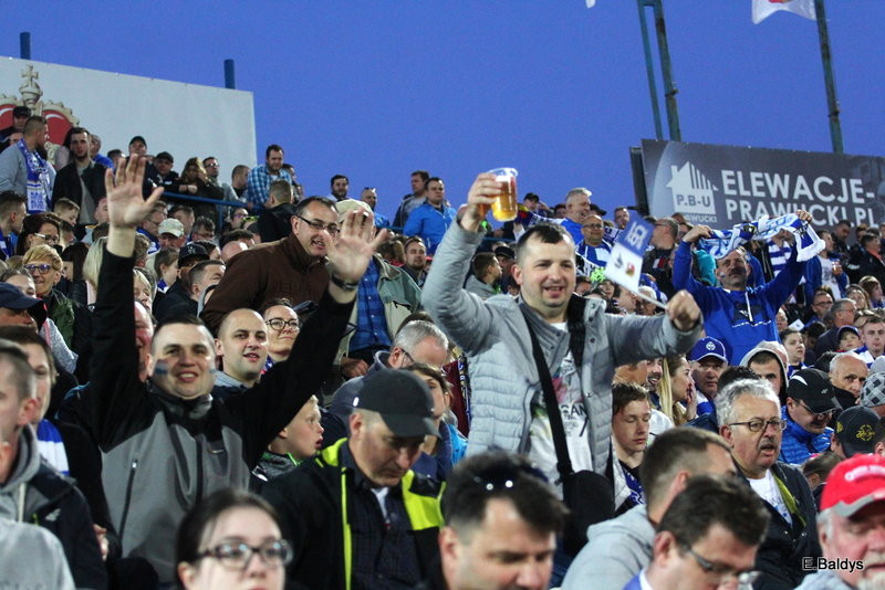 Kibice w biało-niebieskim kolorze (zdjęcia)