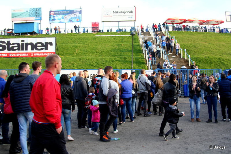 Kibice w biało-niebieskim kolorze (zdjęcia)